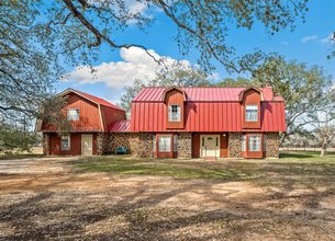 Cherished Texas Ranch Under Sprawling Oaks!