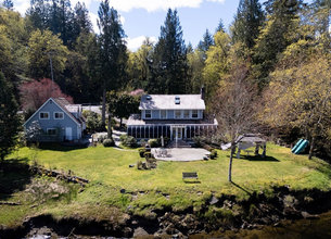 Captivating No-Bank Waterfront Retreat