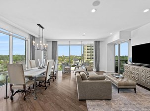 Chic Two-Bedroom Residence At The Broadway