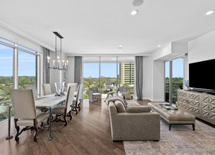 Chic Two-Bedroom Residence At The Broadway