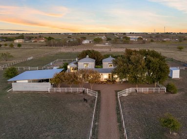 Architectural Retreat Set Beneath Wide North Texas Skies
