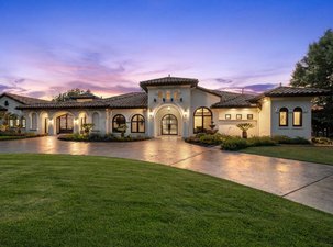 Extraordinary Estate On Lake Austin
