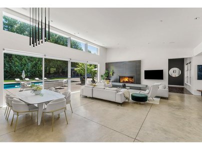MODERN ARCHITECTURAL ESTATE ON 1 ACRE