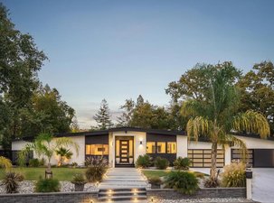 Private Retreat on a Picturesque Cul-de-Sac