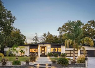 Private Retreat on a Picturesque Cul-de-Sac