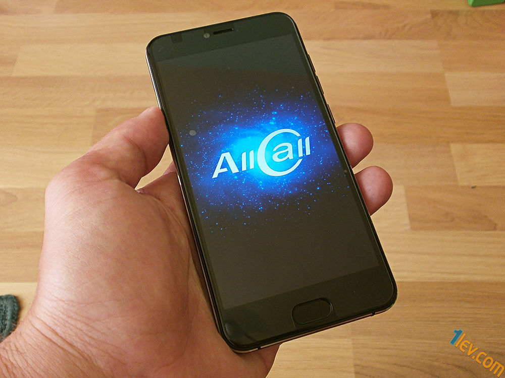 AllCall Bro е с 5-инчов дисплей, лежи удобно в ръката и има приятен външен вид