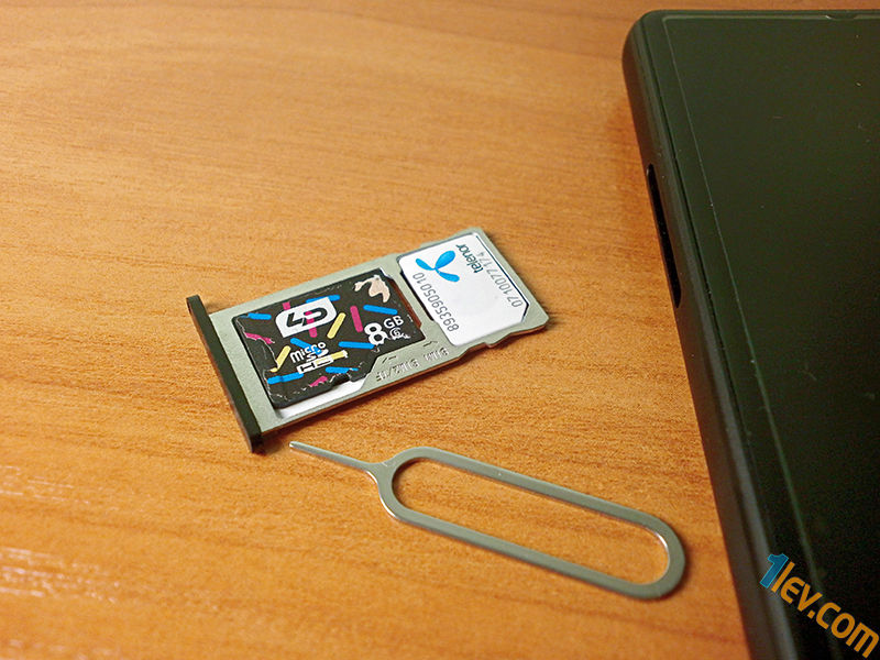 1 Nano SIM и 1 micro SIM или 1 micro SIM и 1 micro SD карта памет