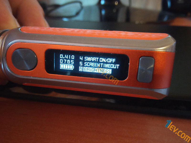 Vaporesso Swag - ярък дисплей. Показва съпотивление, брой дръпвания, ниво на батерия...