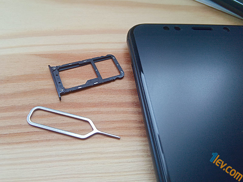 Nano-SIM + micro-SIM или Micro-SIM + micro SD карта