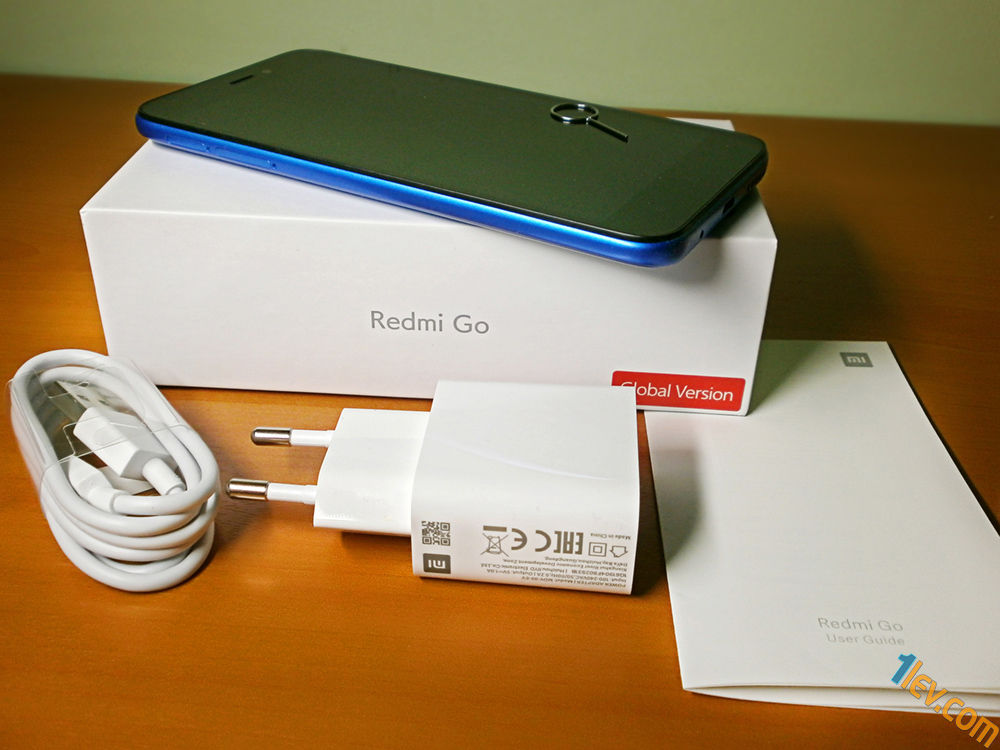 комплект - телефон, USB кабел и адаптер захранване, инструкции и пинче за карт слотовете
