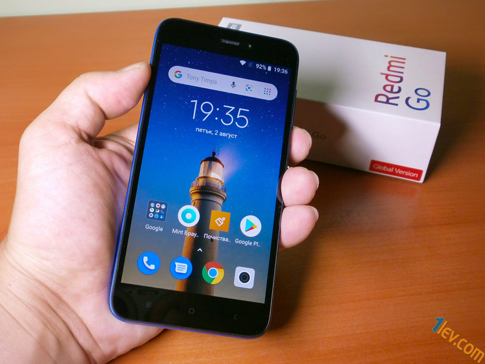 Redmi Go се предлага в два цвята - изцяло черно и черно със син гръб.