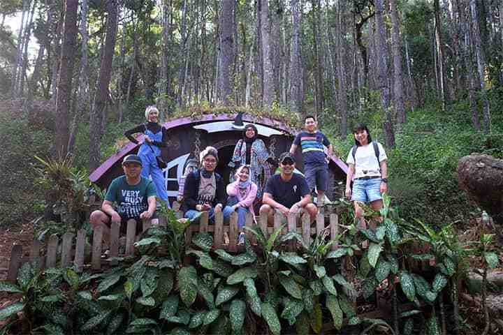outing karyawan liburan keluarga full instagramable selfie wefie pinus pengger imogiri seribu batu songgo langit pantai ngrawe teras kaca tebing breksi