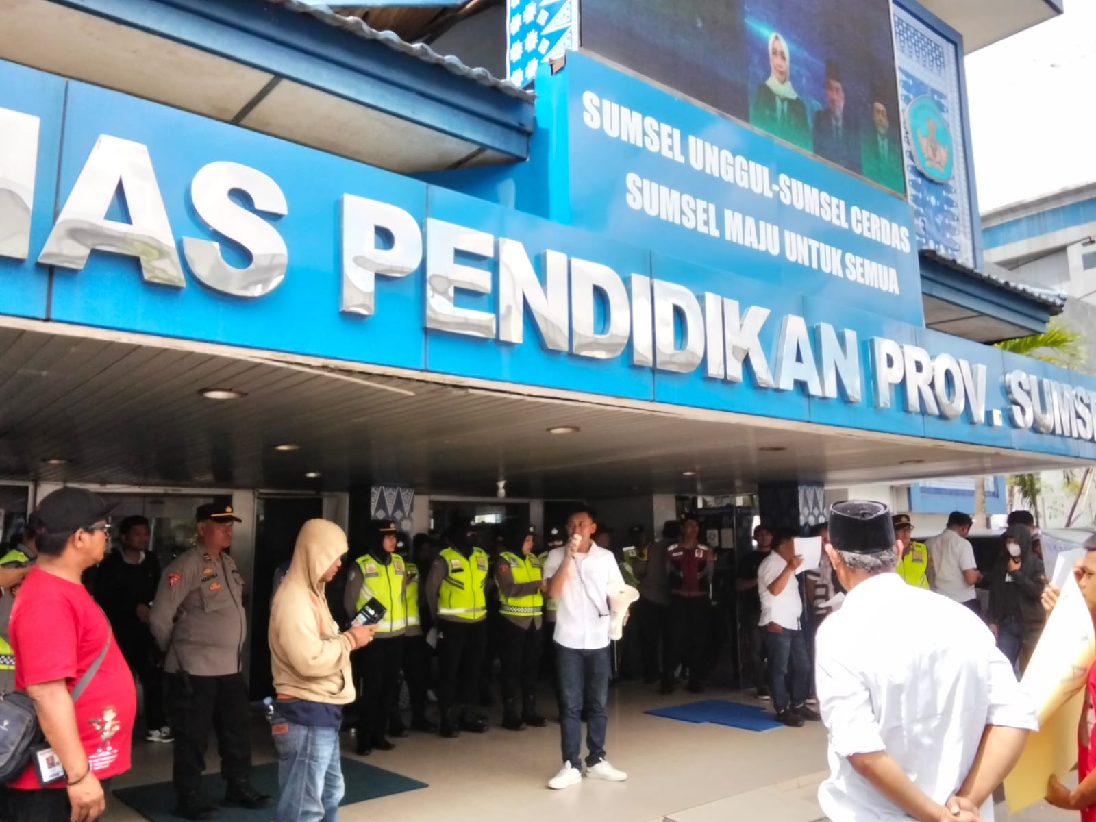 Dugaan Pengendapan Dana BOS dan Praktik Suap Penunjukan Kepsek, Massa Desak Kadisdik Sumsel Mondyaboni Transparan