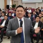 Foto CEO pria profesional mengenakan jas dengan latar belakang kantor modern