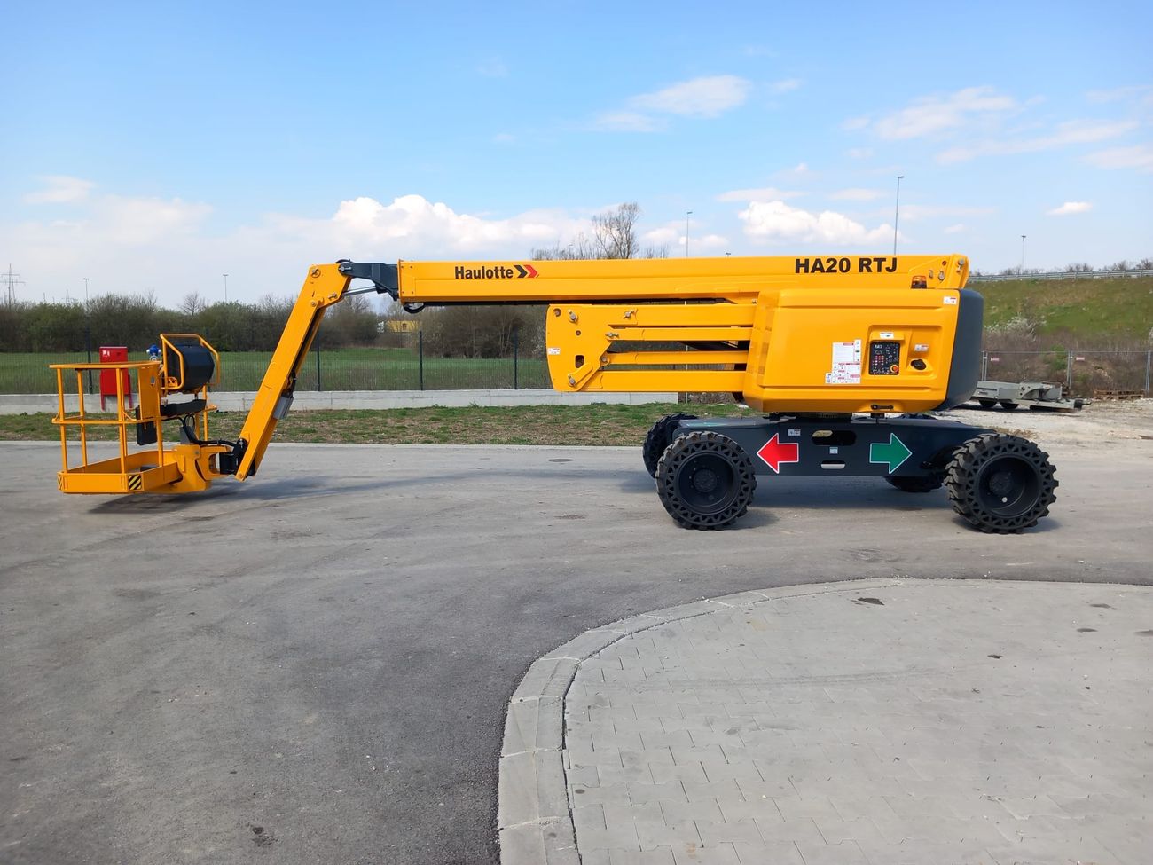 ZGLOBNA DIZEL PLATFORMA Haulotte 20 m (RP) slika
