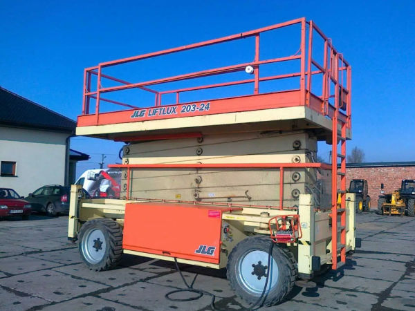 VERTIKALNA DIESEL PLATFORMA slika