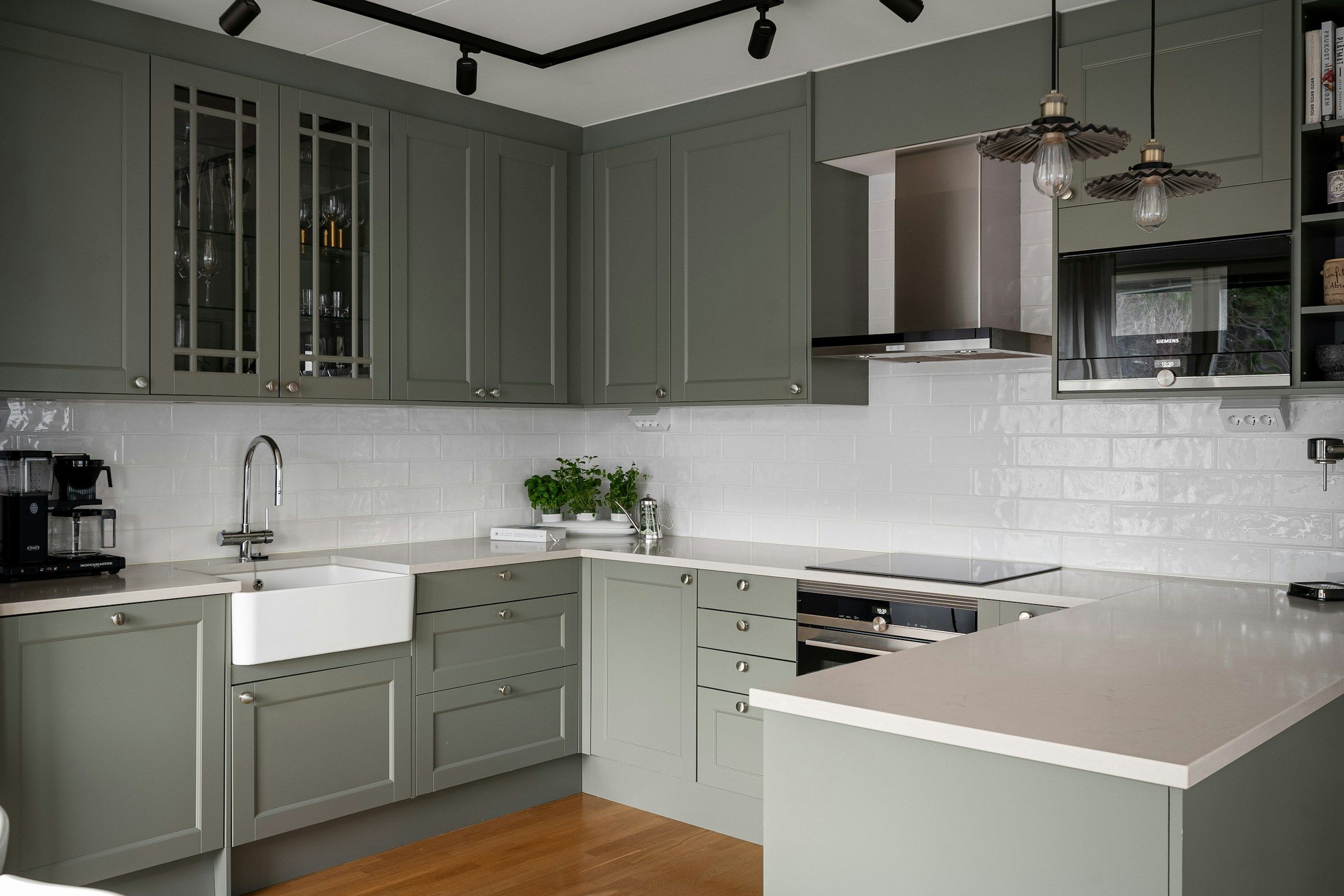 Grey and White Classical Kitchen Design with Timeless Modern Interior Appeal thumbnail 2