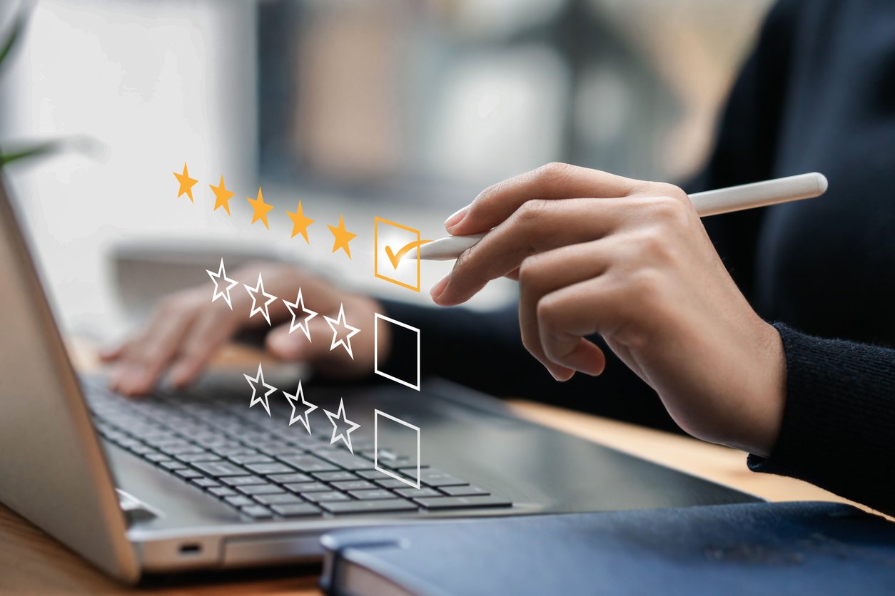 Businessman typing on a computer keyboard, customer service satisfaction survey concept. Business people choose the highest satisfaction rating and give 5 stars. Satisfaction, rating, rating. header image