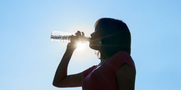 Ενυδάτωση και ηλεκτρολύτες το καλοκαίρι: Προστατέψτε τον οργανισμό σας!