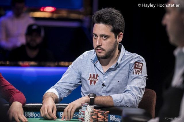 Adrián Mateos playing poker