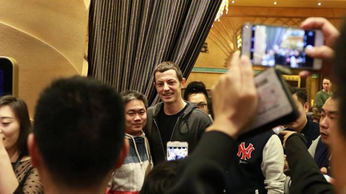 Tom_Dwan_and_fans__1490240103_78000