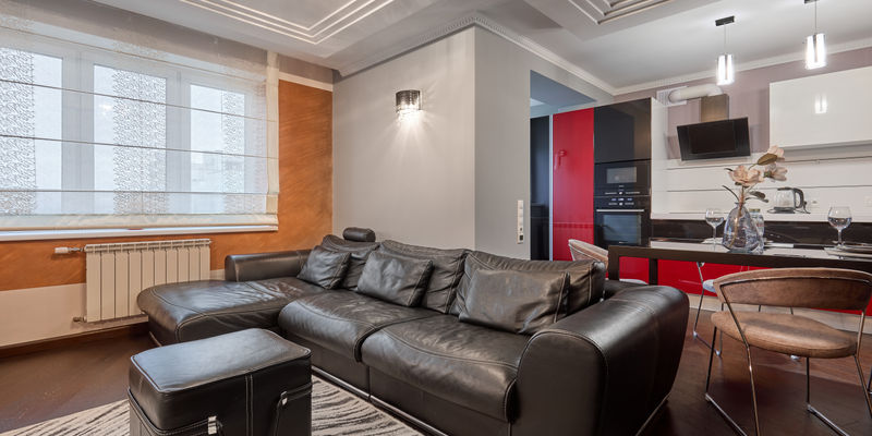 Интерьер апартаментов VIP2000 с видом на кровать и диван