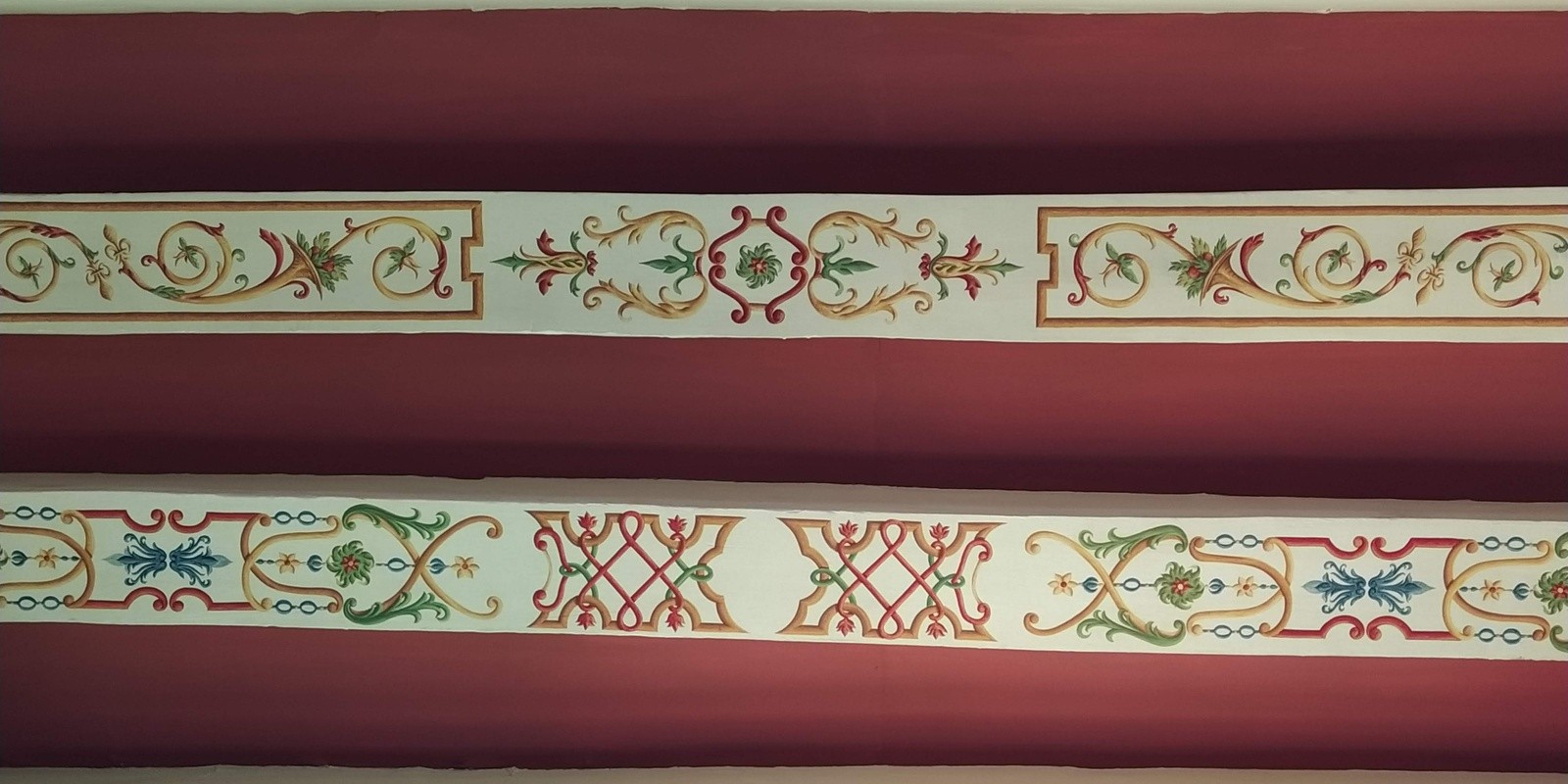 Vue d'ensemble des poutres peintes au plafond du château