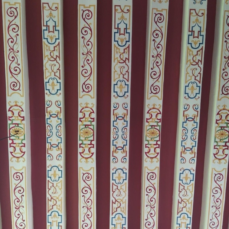 Vue rapprochée des ornements peints