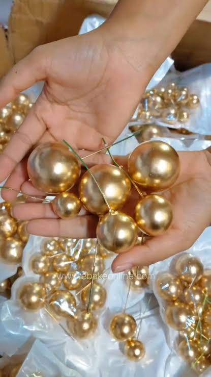 Golden faux balls 12 pcs