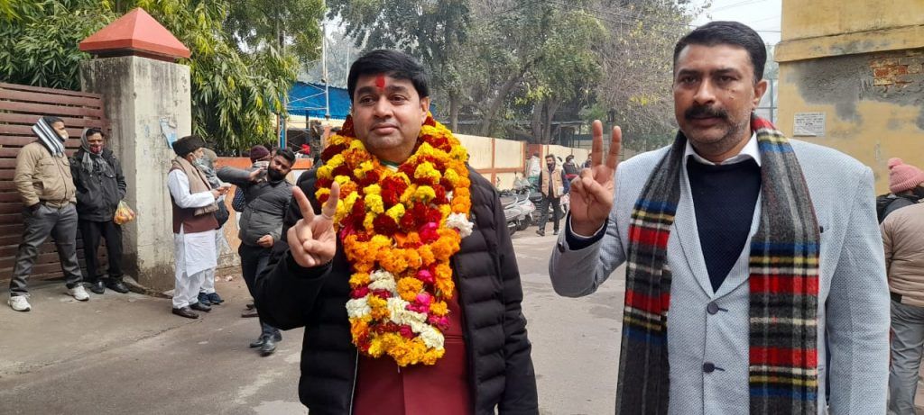 मेरठ कलेक्ट्रेट : पहले चरण के प्रत्याशियों के नामांकन करने में आखिरी दिन खूब हुए नामांकन 3 WhatsApp Image 2022 01 21 at 1.53.18 PM