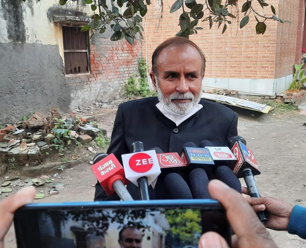 मेरठ कलेक्ट्रेट : पहले चरण के प्रत्याशियों के नामांकन करने में आखिरी दिन खूब हुए नामांकन 6 WhatsApp Image 2022 01 21 at 8.32.49 PM 1