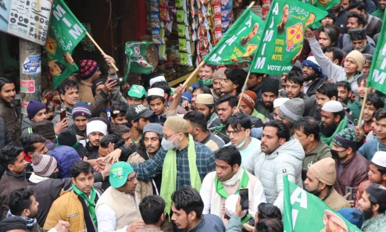 असदुद्दीन ओवैसी ने किए जनसंपर्क, भीङ देख दिखे उत्साहित 1 112 1