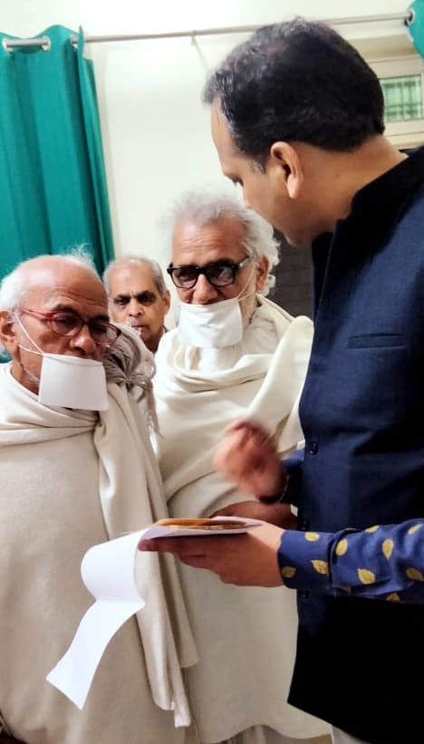 दुर्लभ पांडुलिपियों का अद्भुत संग्रह है शहजाद राय शोध संस्थान में -प्रवर्तक आशीष मुनि 3 112 22