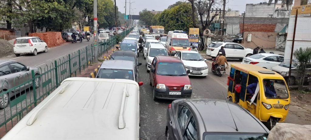 जेल चुंगी से लेकर कमिश्नर ई क्रासिंग तक लगा लंबा जाम.. 2 113 7