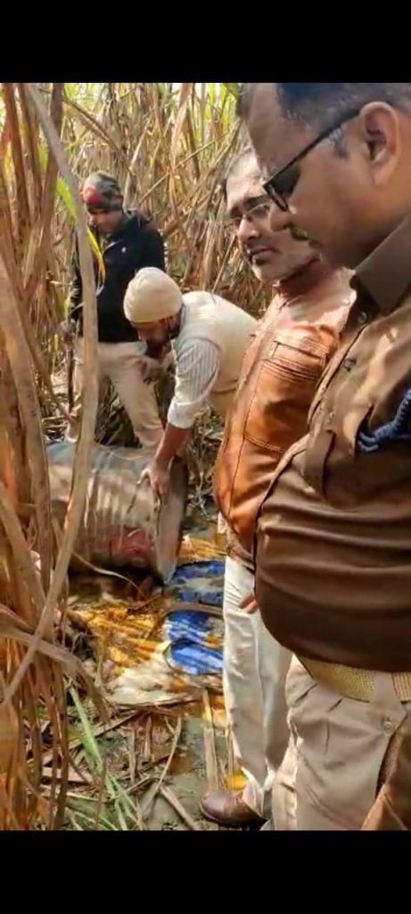 थाना हस्तिनापुर पुलिस व आवकारी टीम द्वारा द्वारा 160 लीटर अवैध कच्ची शराब बरामद, मौके पर 8000 लीटर लहन नष्ट किया गया 3 WhatsApp Image 2022 02 05 at 6.59.13 PM 3