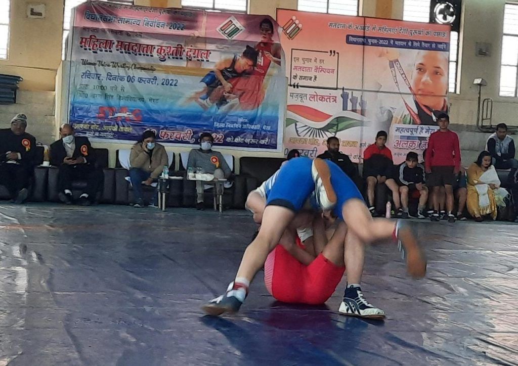 मेरठ :मतदान जागरुकता को लेकर स्टेडियम मे कुश्ती का शुभारंभ 4 WhatsApp Image 2022 02 06 at 11.49.58 AM