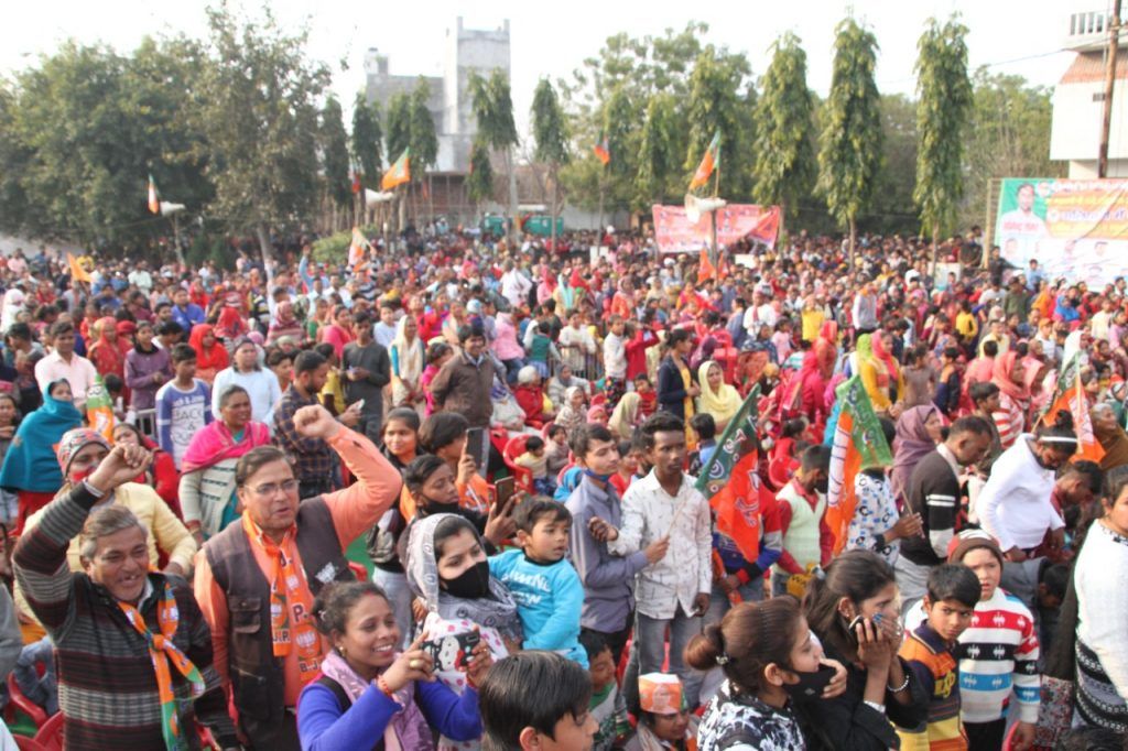 मेरठ में दक्षिण विधानसभा क्षेत्र के प्रत्याशी सोमेंद्र तोमर के लिए वोट की अपील करने पहुंचे मुख्यमंत्री योगी आदित्यनाथ 4 WhatsApp Image 2022 02 07 at 6.11.07 PM