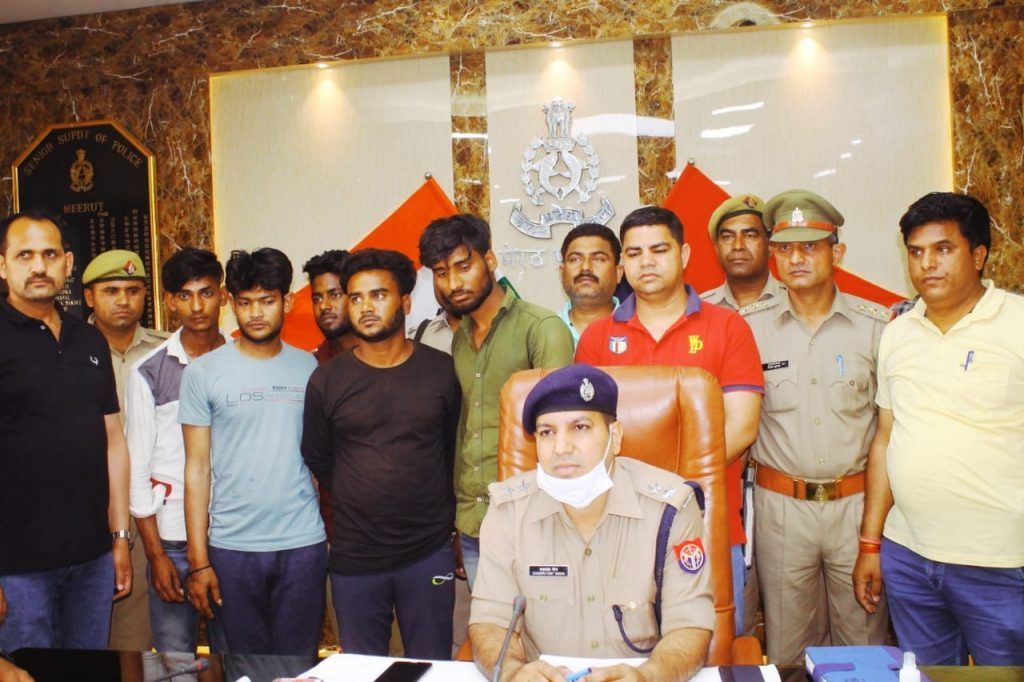 मेरठ : सवारी बन टैंपो में लूटपाट करने वाले 5 बदमाश गिरफतार 2 111 81