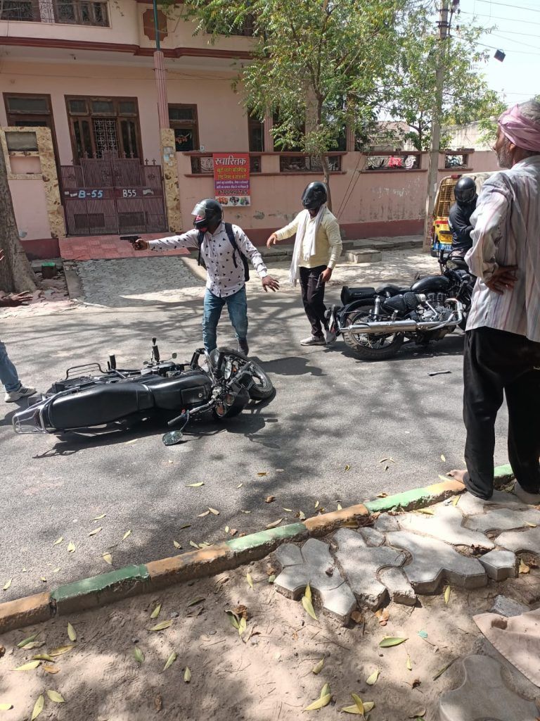 Ghaziabad : The Miscreants Looted 25 Lakhs From The Petrol Pump Workers going to Bank, Escaped By Firing 3 112 43