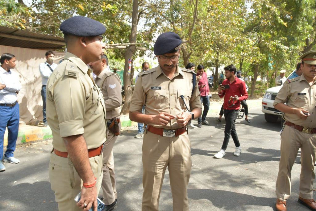 Ghaziabad : The Miscreants Looted 25 Lakhs From The Petrol Pump Workers going to Bank, Escaped By Firing 5 114 23