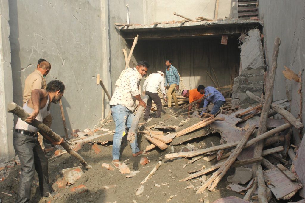 गाजियाबाद : नंद ग्राम क्षेत्र के मोरटा में गोदाम का लेंटर की सेटिंग गिरने के कारण मलबे में 5 लोग दबे जिसमें एक की हुई मौत 3 112 32