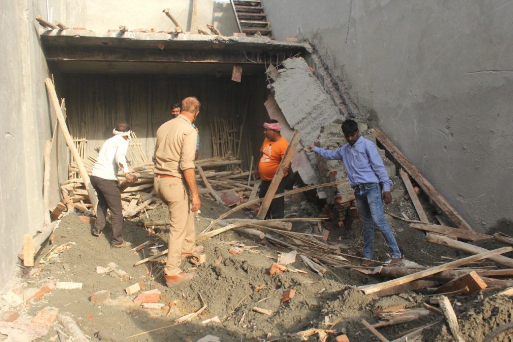 गाजियाबाद : नंद ग्राम क्षेत्र के मोरटा में गोदाम का लेंटर की सेटिंग गिरने के कारण मलबे में 5 लोग दबे जिसमें एक की हुई मौत 4 113 22