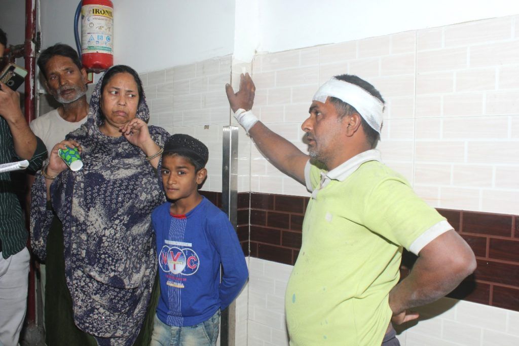गाजियाबाद : नंद ग्राम क्षेत्र के मोरटा में गोदाम का लेंटर की सेटिंग गिरने के कारण मलबे में 5 लोग दबे जिसमें एक की हुई मौत 10 115 5
