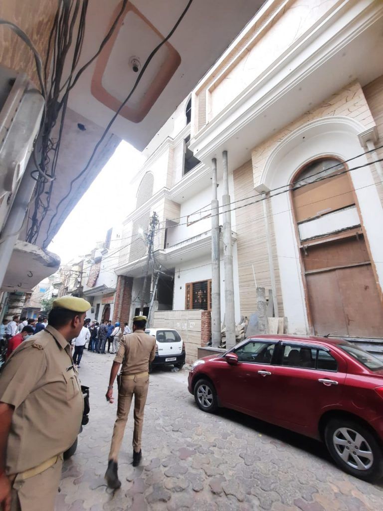 मेरठ चर्चित पूर्व मंत्री हाजी याक़ूब की अवैध कोठी मे पुलिस चस्पा कर रही कुर्की का नोटिस 4 111 17