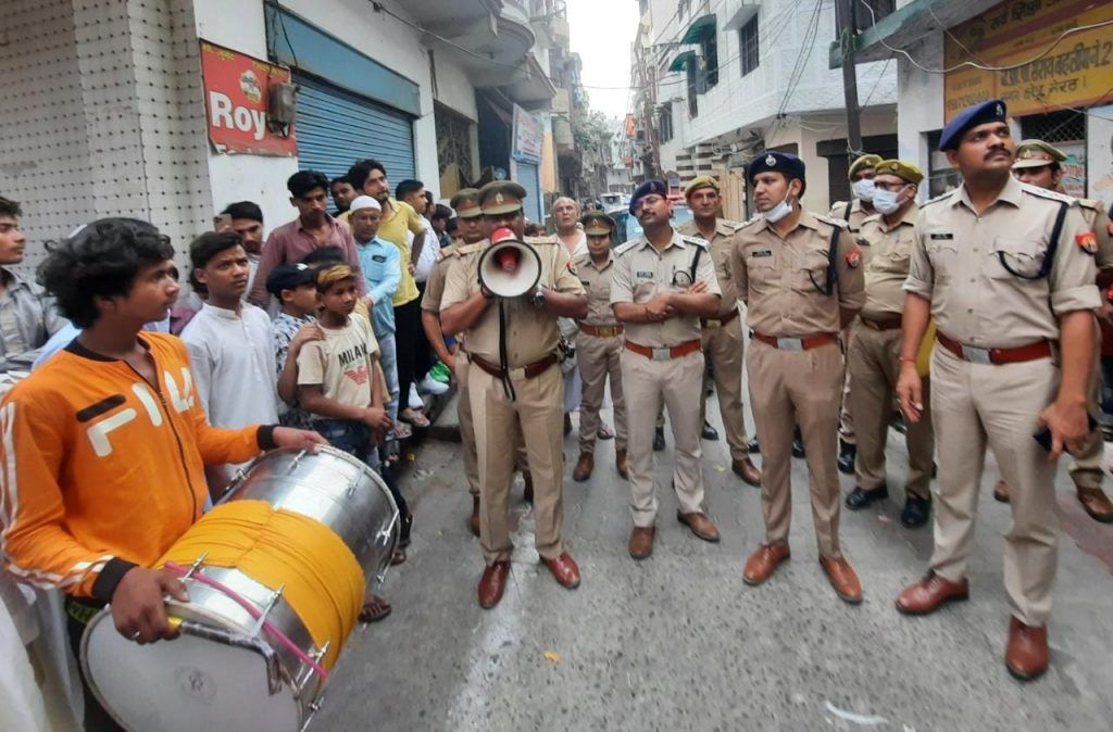 मेरठ चर्चित पूर्व मंत्री हाजी याक़ूब की अवैध कोठी मे पुलिस चस्पा कर रही कुर्की का नोटिस 2 112 4