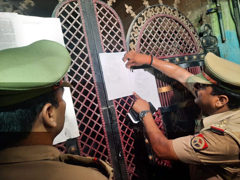 मेरठ चर्चित पूर्व मंत्री हाजी याक़ूब की अवैध कोठी मे पुलिस चस्पा कर रही कुर्की का नोटिस 3 113 1