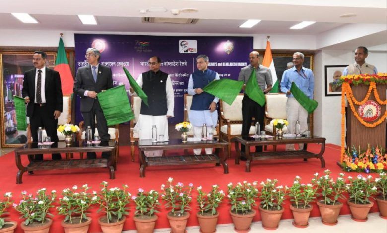 भारत-बांग्लादेश के बीच शुरू हुई नई ट्रेन, रेल मंत्री ने कहा- दोस्ती बढ़ाने में यह पहल मील का पत्थर साबित होगा 1 111 1