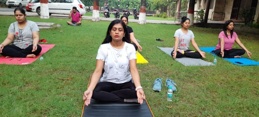 अंतरराष्ट्रीय योग दिवस : मेरठ में विभिन्न स्थानों पर योग शिवरों का सफल आयोजन 9 111 48