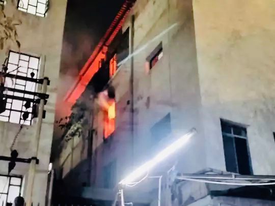 फैक्ट्री में लगी भीषण आग करीब आधा दर्जन गाड़ियां आग बुझाने में जुटी 1 111 61