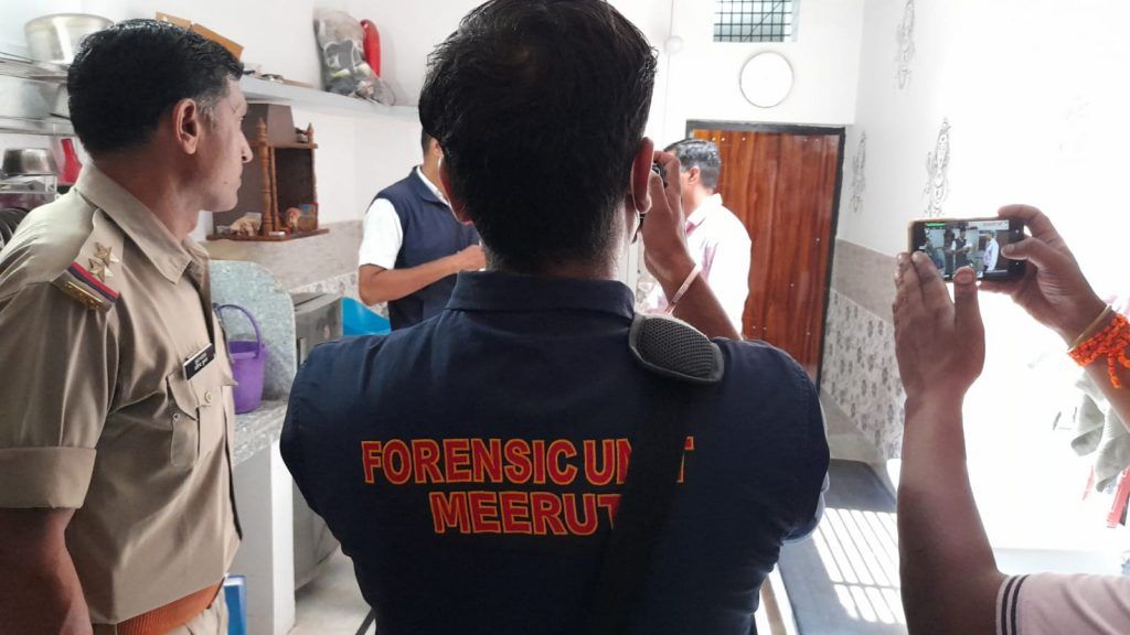 MAN KILLS WIFE ; wife used to suspects his illicit relations 4 111 74